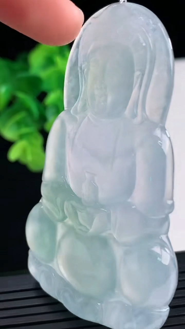 天然A货翡翠观音菩萨吊坠尺寸70.5-42.7-5.8重量:30.47g
4月10日