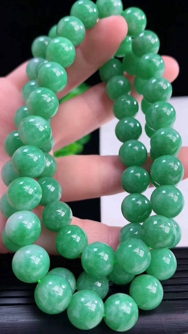 天然A货翡翠圆珠项链尺寸9.9-68颗重量:123.36g
4月10日