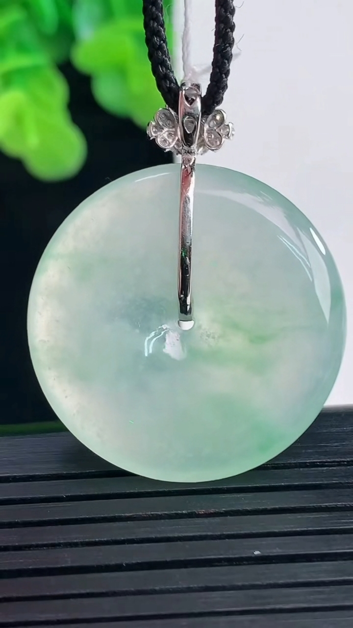 天然A货翡翠平安扣吊坠尺寸28.8-5重量:10.10g
4月10日