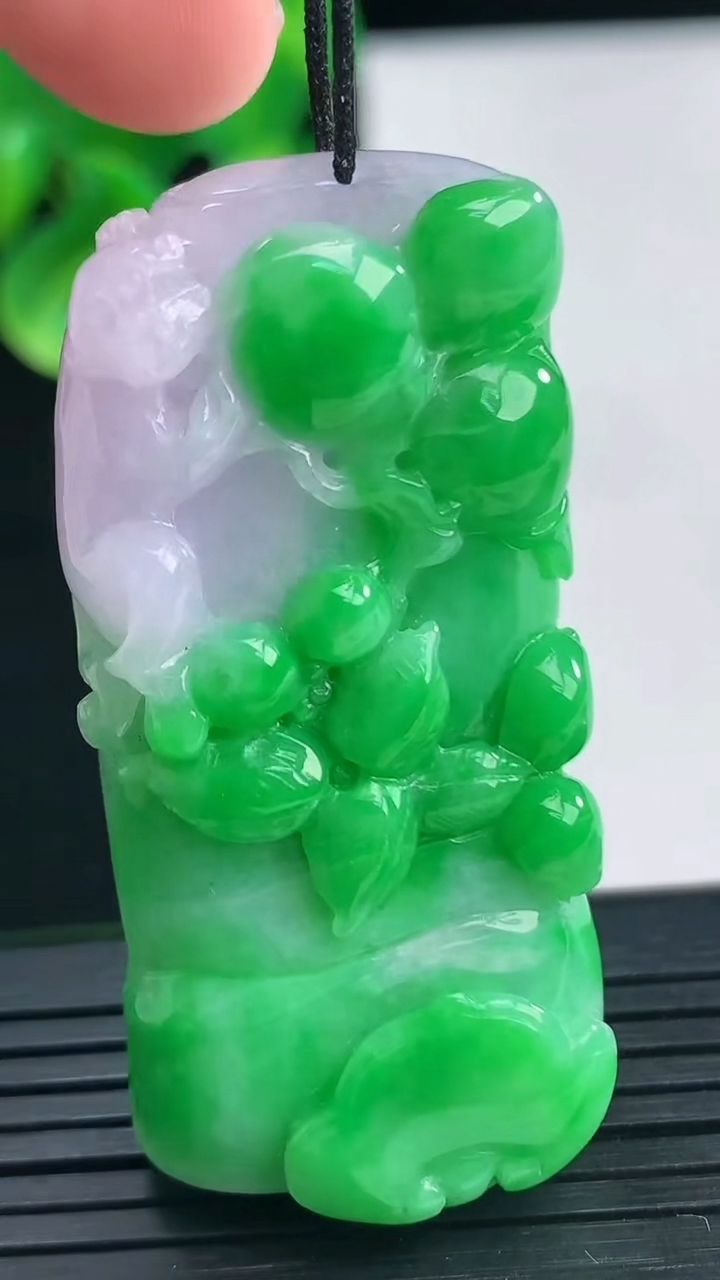 天然A货翡翠节节高升 竹节吊坠尺寸49.7-23.7-14.9重量:38.70g
4月10日