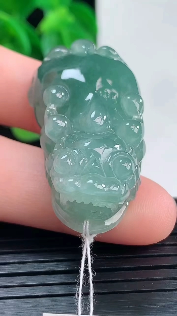 天然A货翡翠貔貅吊坠尺寸35.8-20.4-13.3重量:19.17g
4月10日