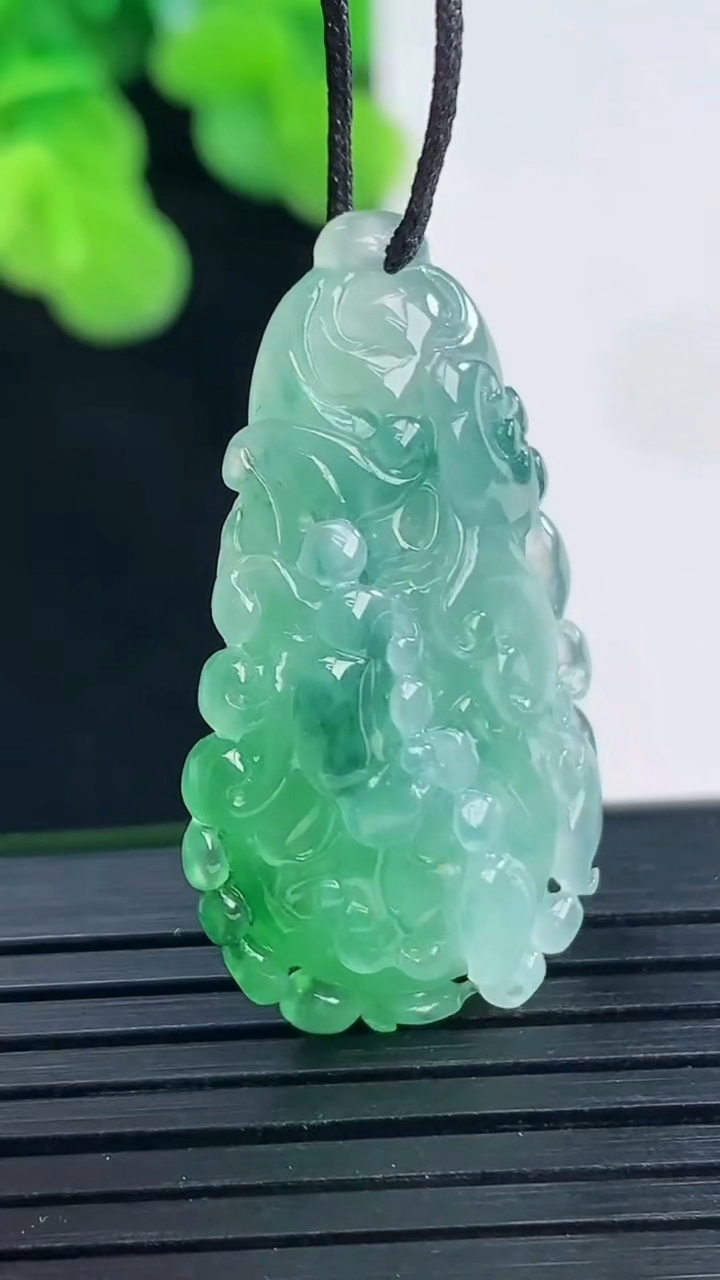 天然A货翡翠白菜吊坠尺寸32.4-20-8重量:6.82g
4月10日