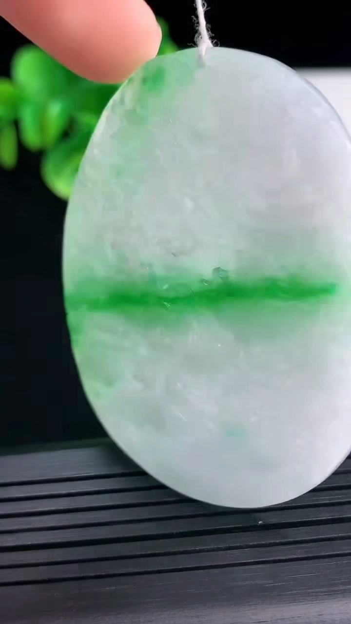 天然A货翡翠山水牌吊坠尺寸56.6-45.2-5.4重量:29.81g
4月10日