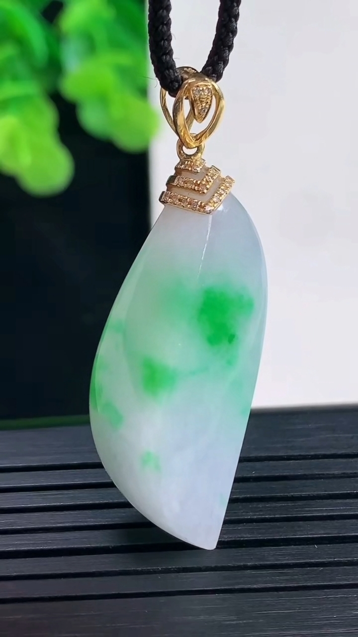 天然A货翡翠随形吊坠尺寸36.1-15.2-10.2重量:8.93g
4月10日