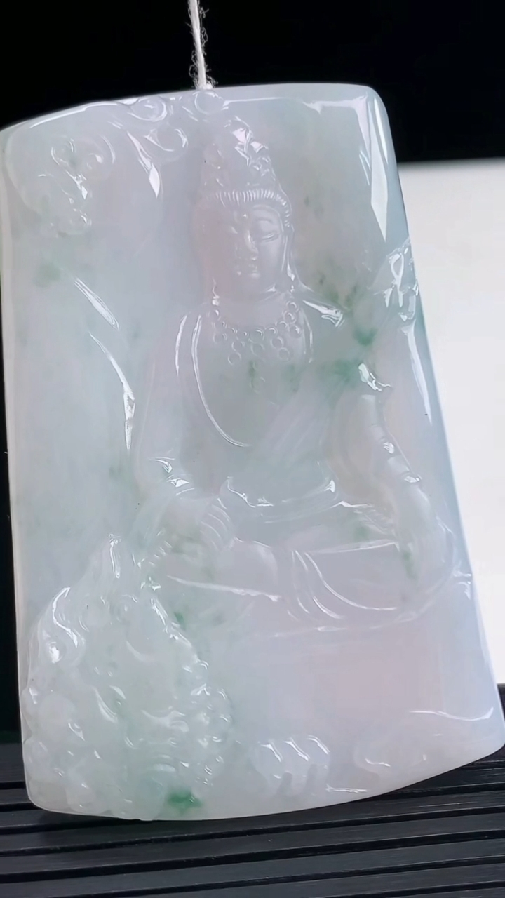 天然A货翡翠飘花文殊菩萨吊坠尺寸65.2-43.1-5重量:36.51g
4月10日