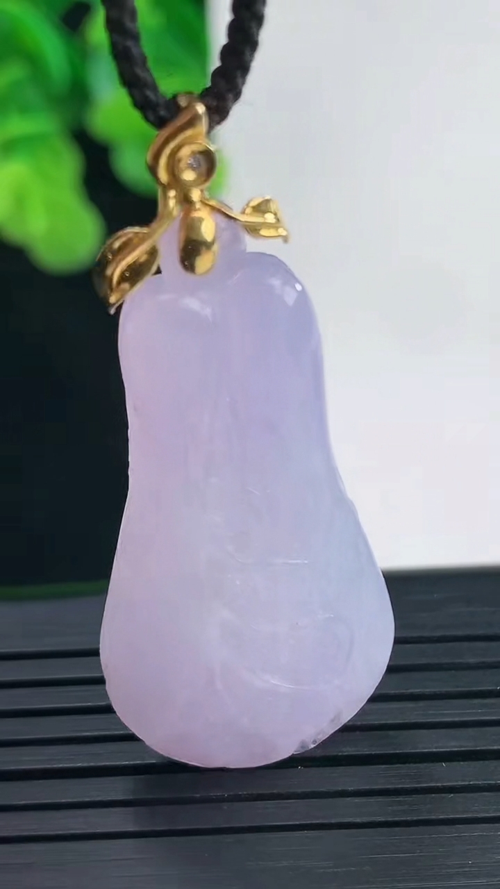天然A货翡翠18K金紫罗兰白菜吊坠尺寸45.1-18.8-8.4重量:10.61g
4月10日