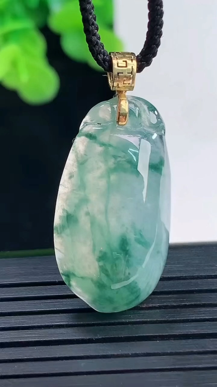 天然A货翡翠种飘花福瓜吊坠尺寸29.2-15.6-7.8重量:6.21g
4月10日