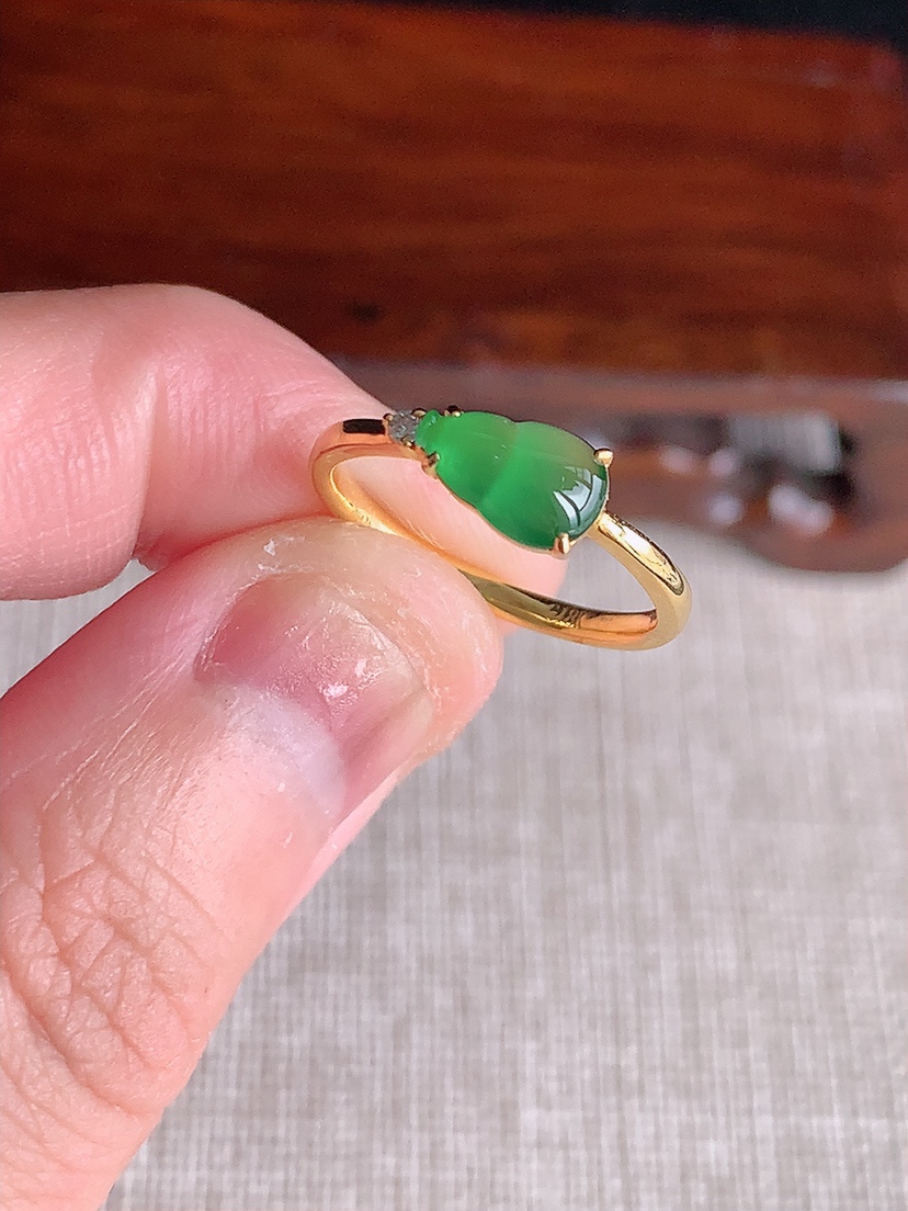 天然A货翡翠18K金镶嵌阳绿葫芦戒指 圈口16裸石
尺寸8-5mm 重量1.80g 0409