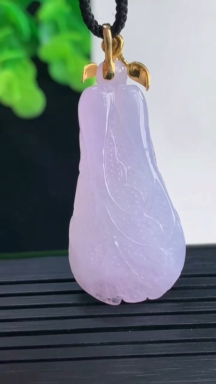 天然A货翡翠18K金紫罗兰白菜吊坠尺寸45.1-18.8-8.4重量:10.61g
4月10日