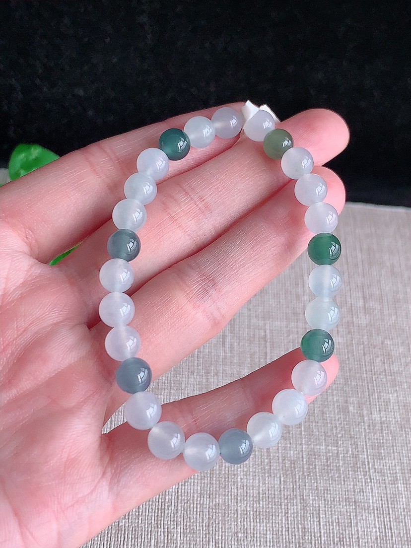 天然A货翡翠飘花圆珠佛珠手串27颗 
尺寸6.5mm 重量14.76g 0409