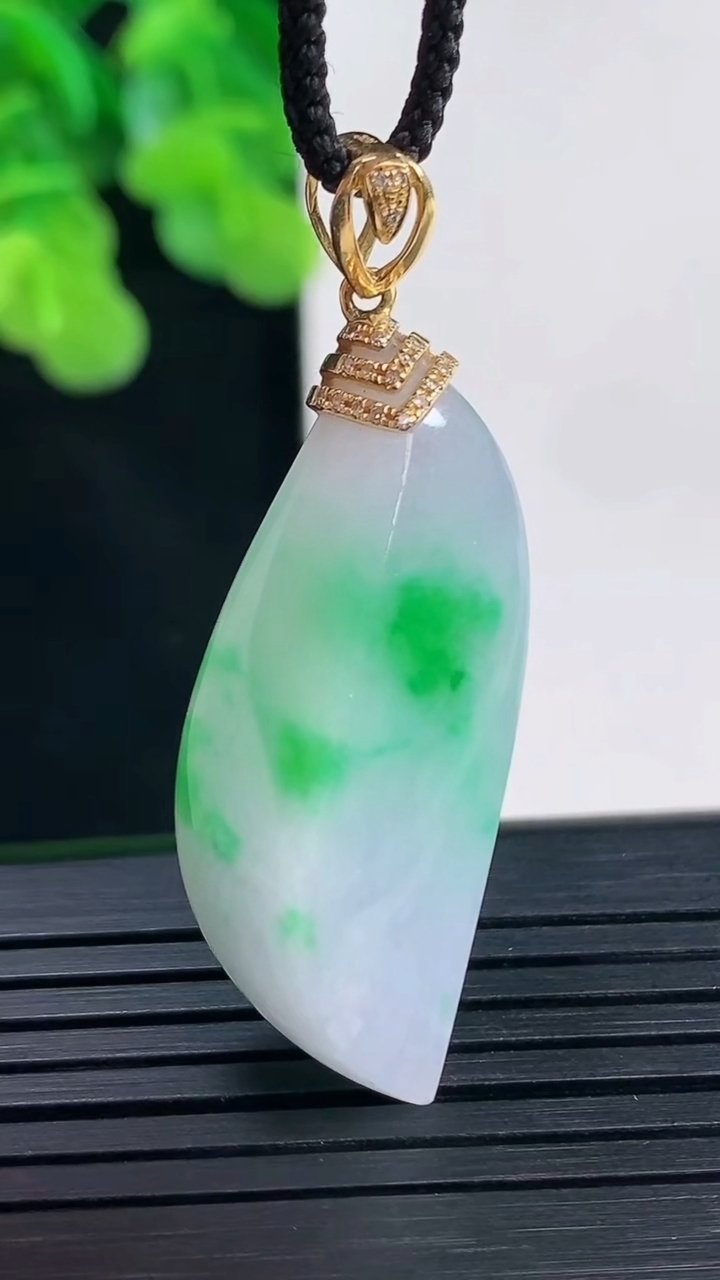 天然A货翡翠随形吊坠尺寸36.1-15.2-10.2重量:8.93g
4月10日