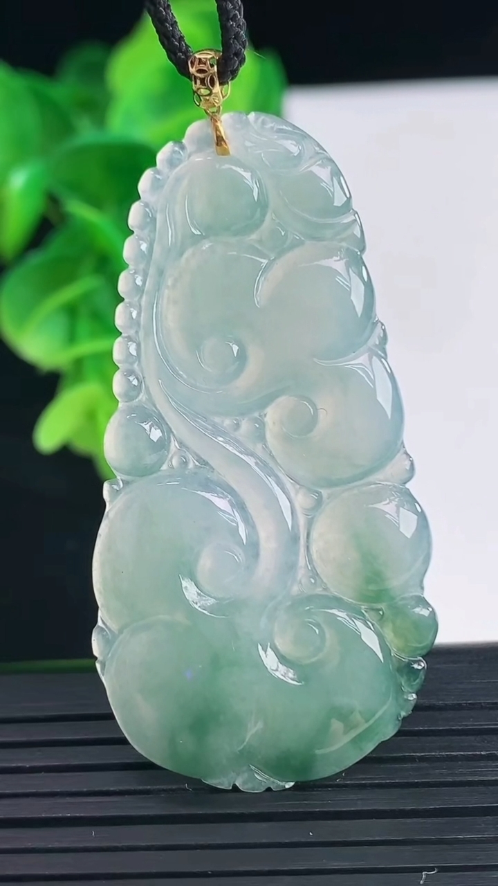 天然A货翡翠18K金飘花如意吊坠尺寸52.8-26.4-2.7重量:7.72g
4月10日