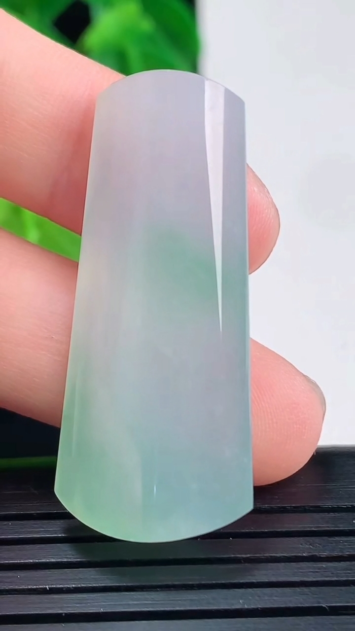 天然A货翡翠无事牌镶嵌件尺寸38-16.7-6.2重量:8.23g
4月10日