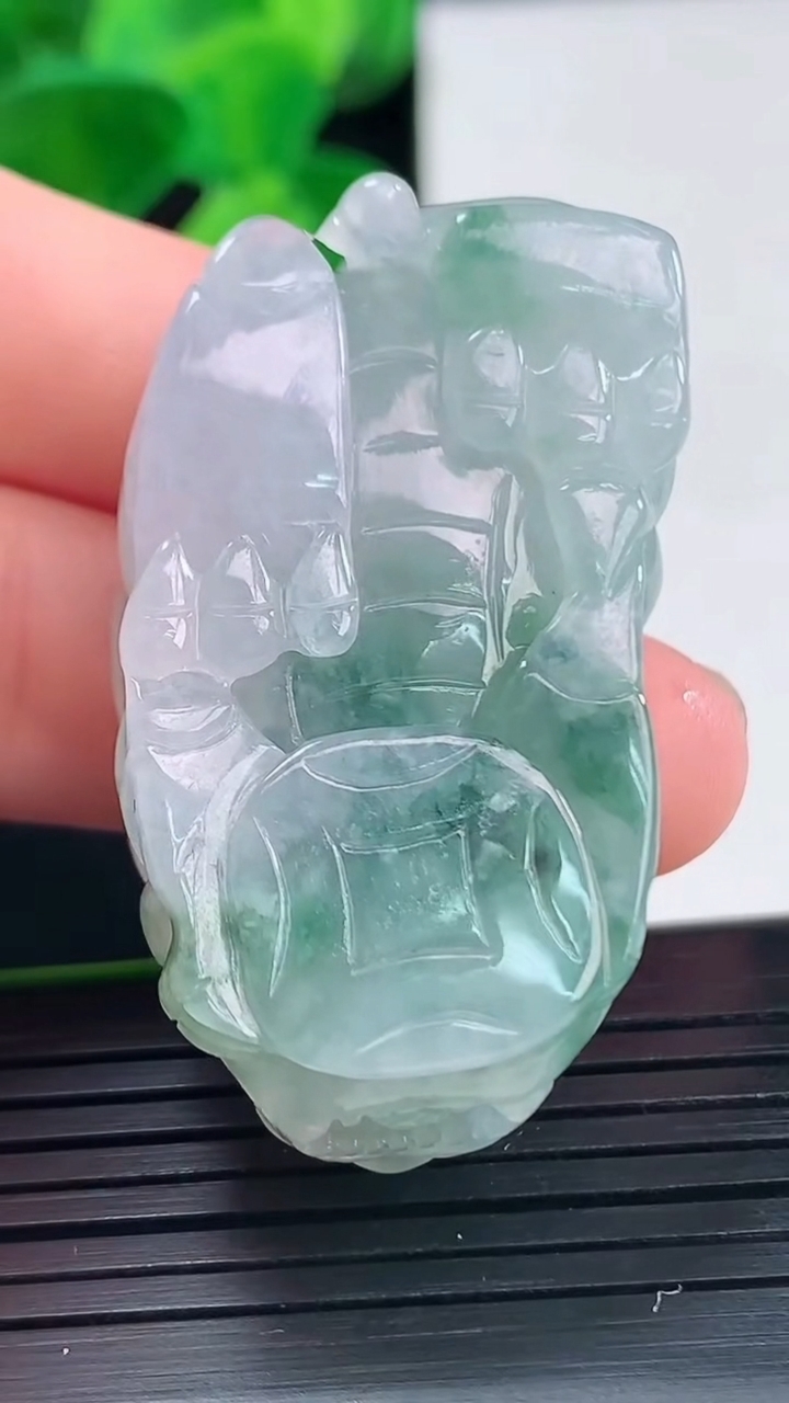 天然A货翡翠飘花貔貅吊坠尺寸43.7-23.7-14.3重量:33.61g
4月10日