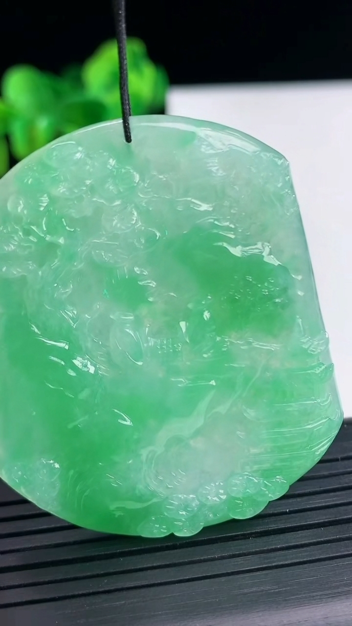 天然A货翡翠山水牌吊坠尺寸53.2-45-4.8重量:26.14g
4月10日