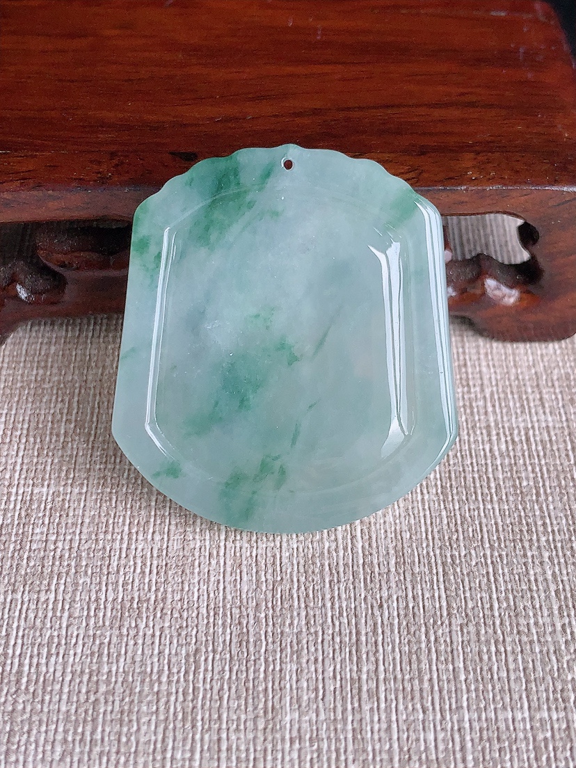 天然A货翡翠飘花生肖兔吊坠 
尺寸40.8-36.3-4.8mm 重量15.18g 0409