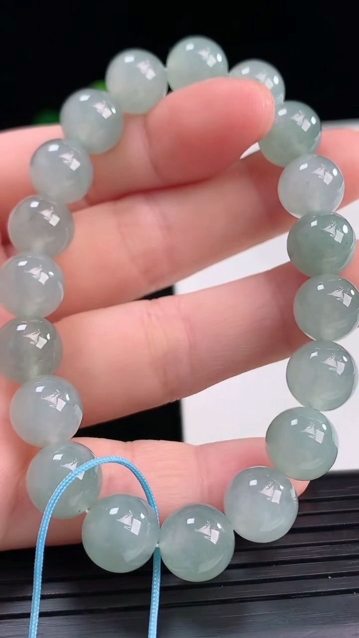 天然A货翡翠圆珠手串尺寸9.4-19颗重量:29.14g4月10日
工厂直销收藏佳品,种好水足，色泽均匀，有种有色，上手高大气！