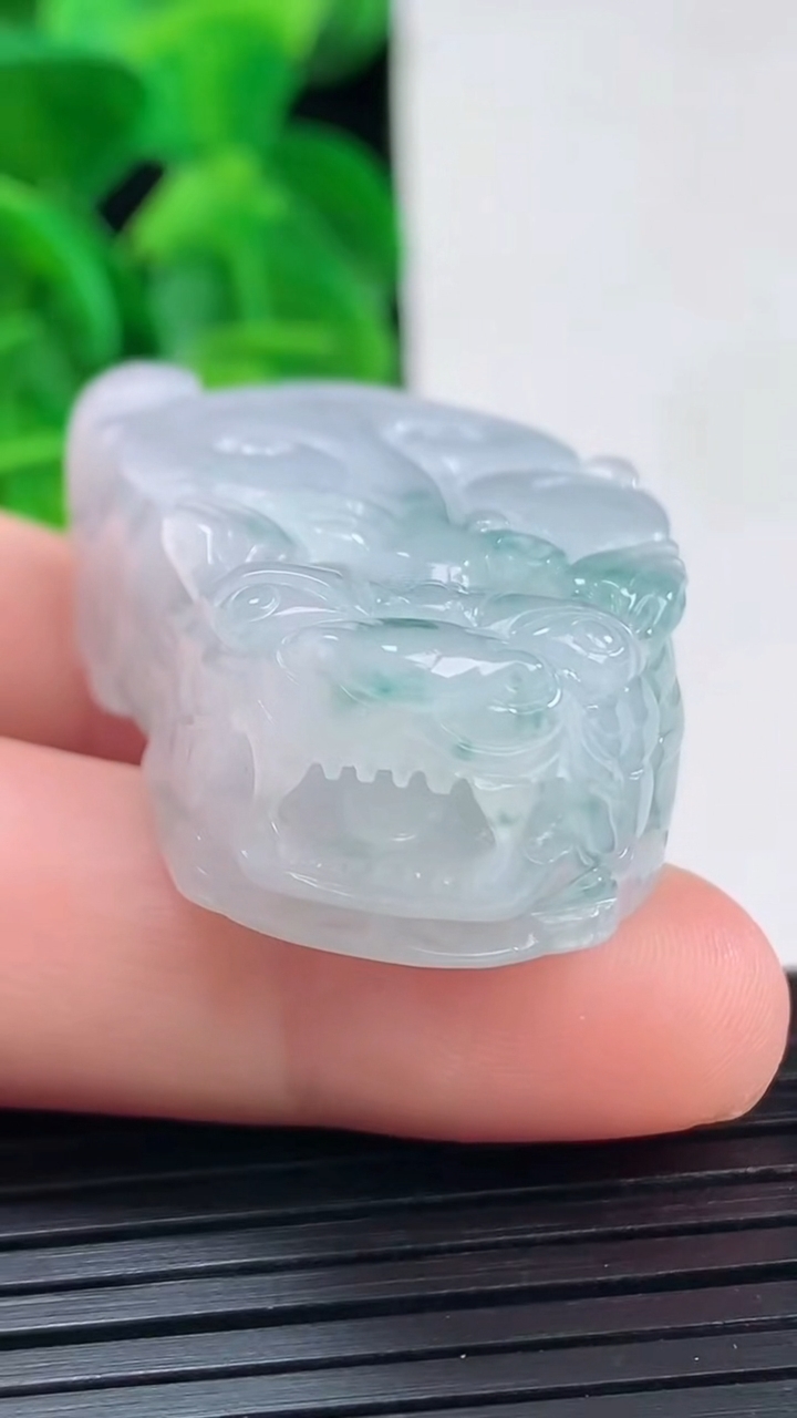 天然A货翡翠飘花貔貅吊坠尺寸44.3-23.5-14.2重量:34.69g
4月10日