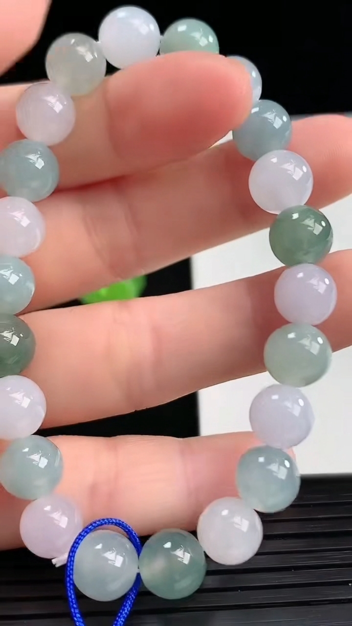 天然A货翡翠飘花圆珠手串尺寸7.9-22颗重量:20.30g4月10日
工厂直销收藏佳品,种好水足，色泽均匀，有种有色，上手高大气！