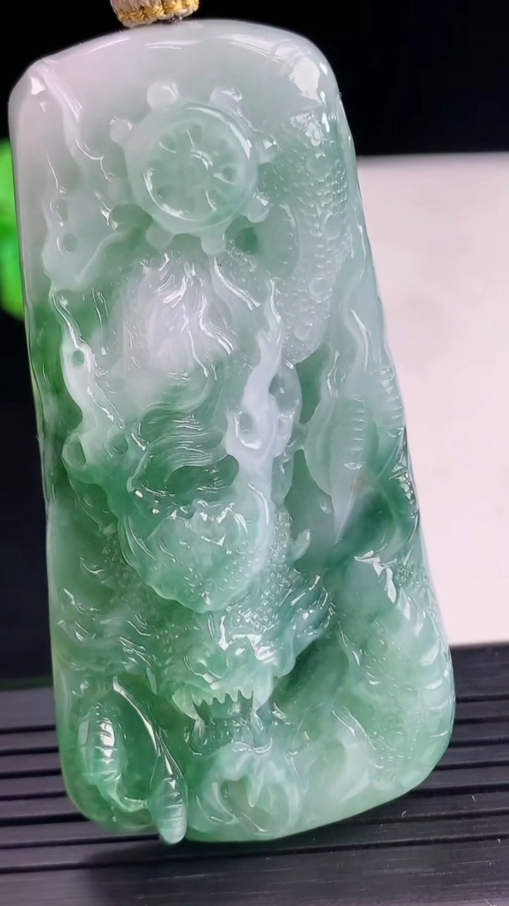 天然A货翡翠龙牌吊坠尺寸65.6-33.6-10.4重量:44.84g
4月10日