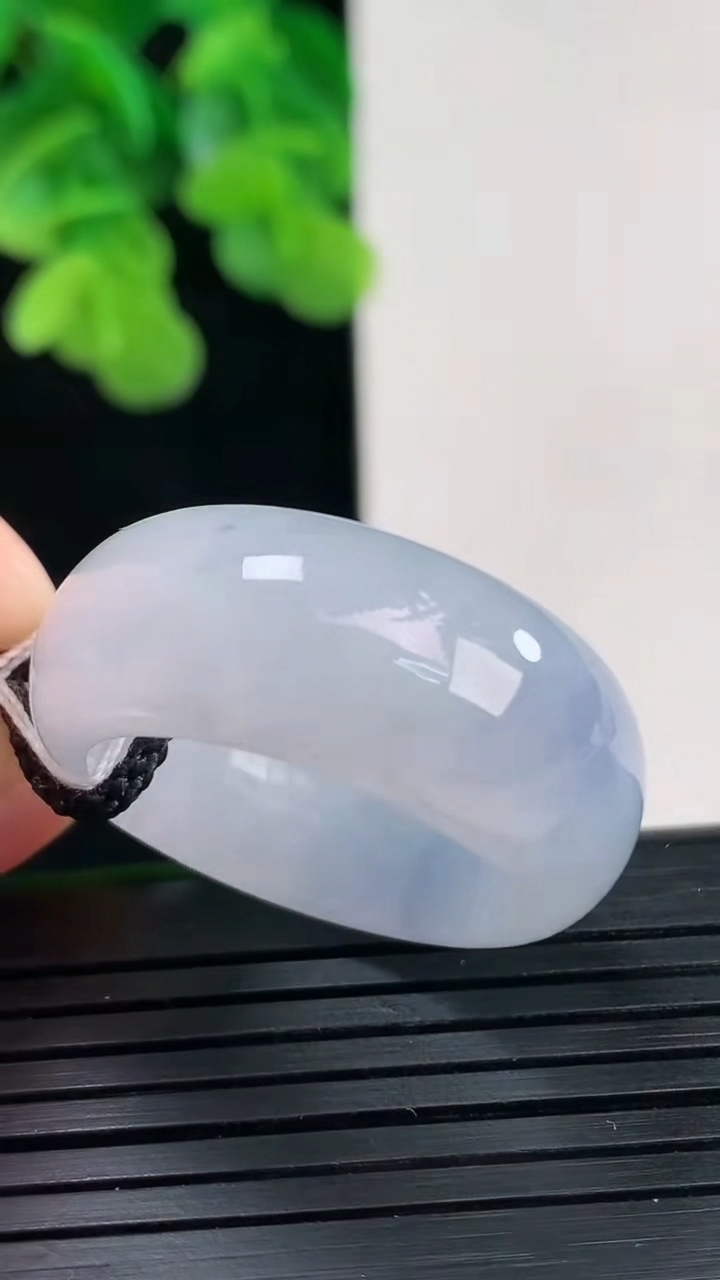 天然A货翡翠紫罗兰指环扳指尺寸21.5-11-4.2重量:10.82g2026年4月10日
工厂直销收藏佳品,种好水足，色泽均匀，有种有色，上手高大气！