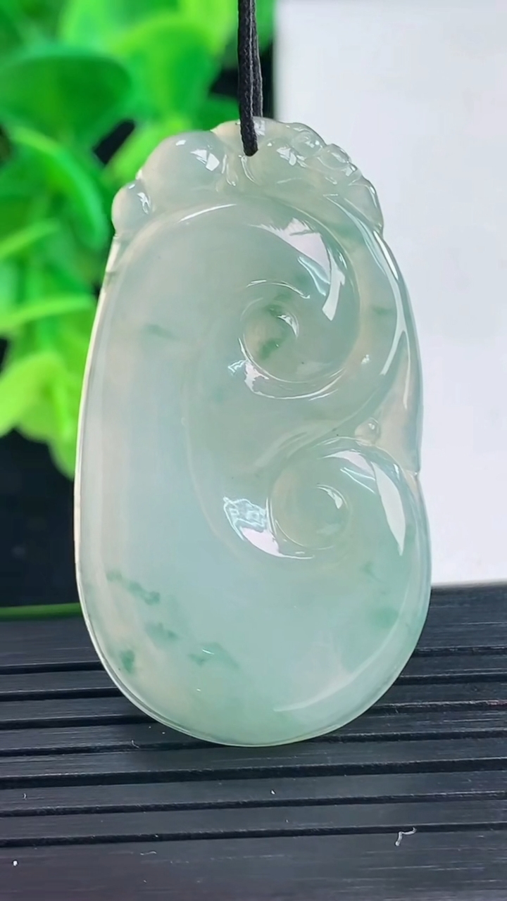 天然A货翡翠飘花如意吊坠尺寸42.6-24.2-4.6重量:9.86g
4月10日