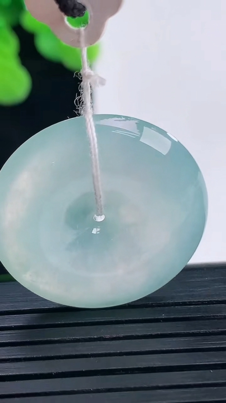 天然A货翡翠平安扣吊坠尺寸27.5-5.6重量:8.97g
4月10日