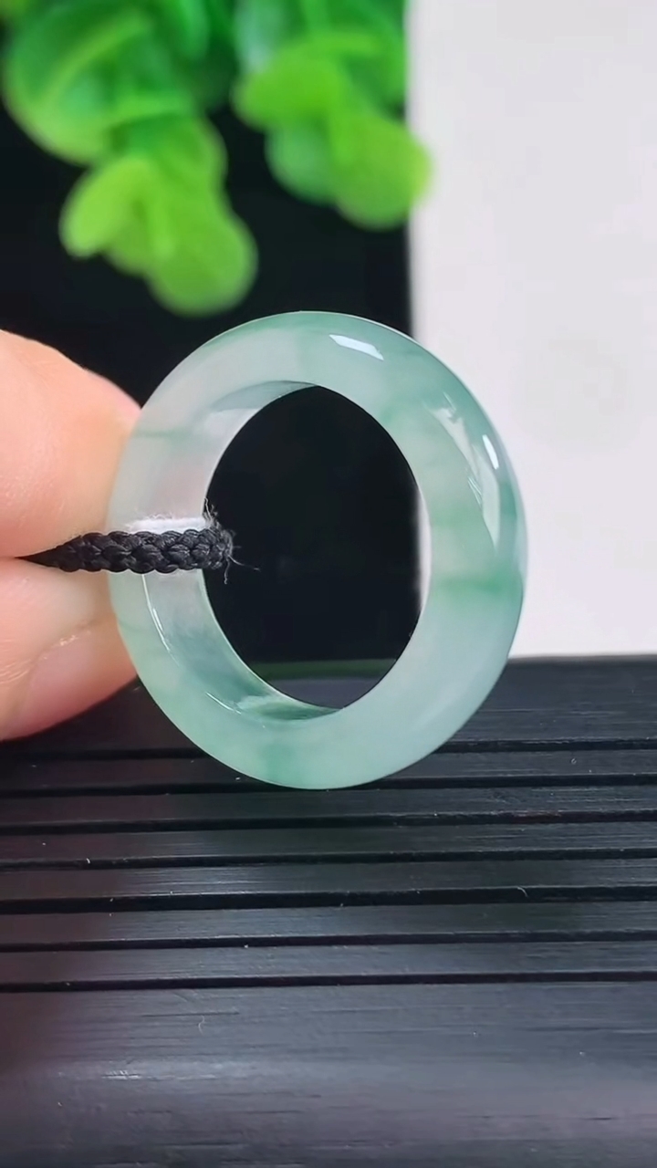 天然A货翡翠飘花指环戒指尺寸17.1-5.6-3.5重量:4.05g2026年4月10日
工厂直销收藏佳品,种好水足，色泽均匀，有种有色，上手高大气！