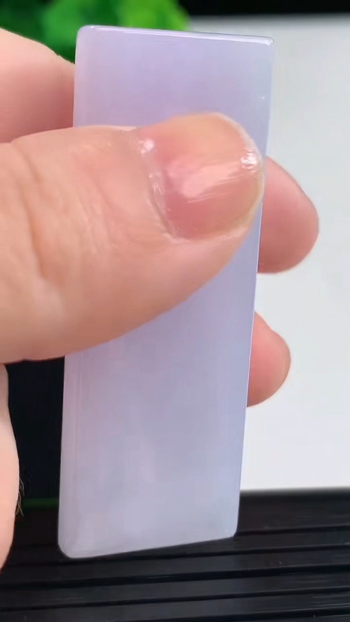 天然A货翡翠紫罗兰无事牌镶嵌件尺寸50.6-18.7-10.7重量:27.79g
4月10日