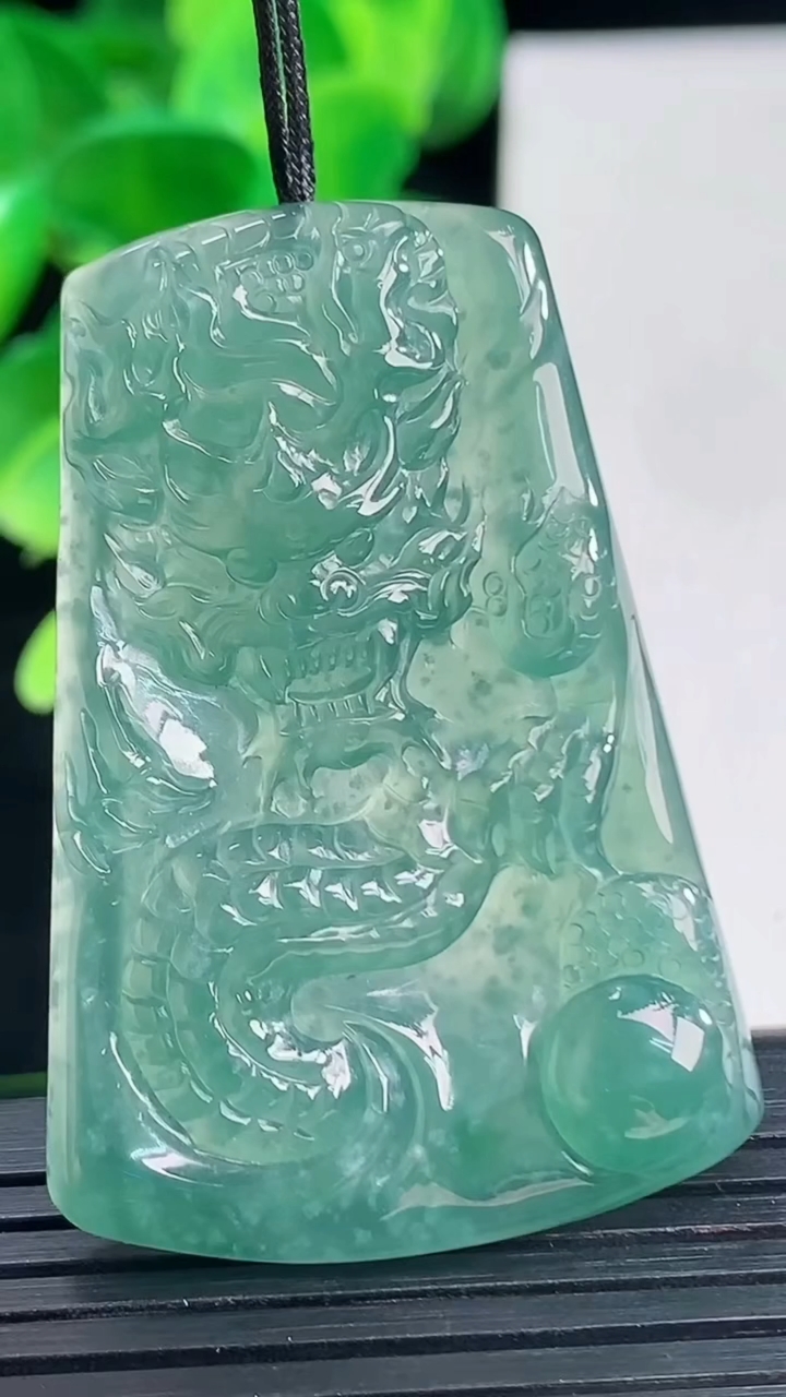 天然A货翡翠龙牌吊坠尺寸46.2-31.3-4.9重量:14.99g
4月10日