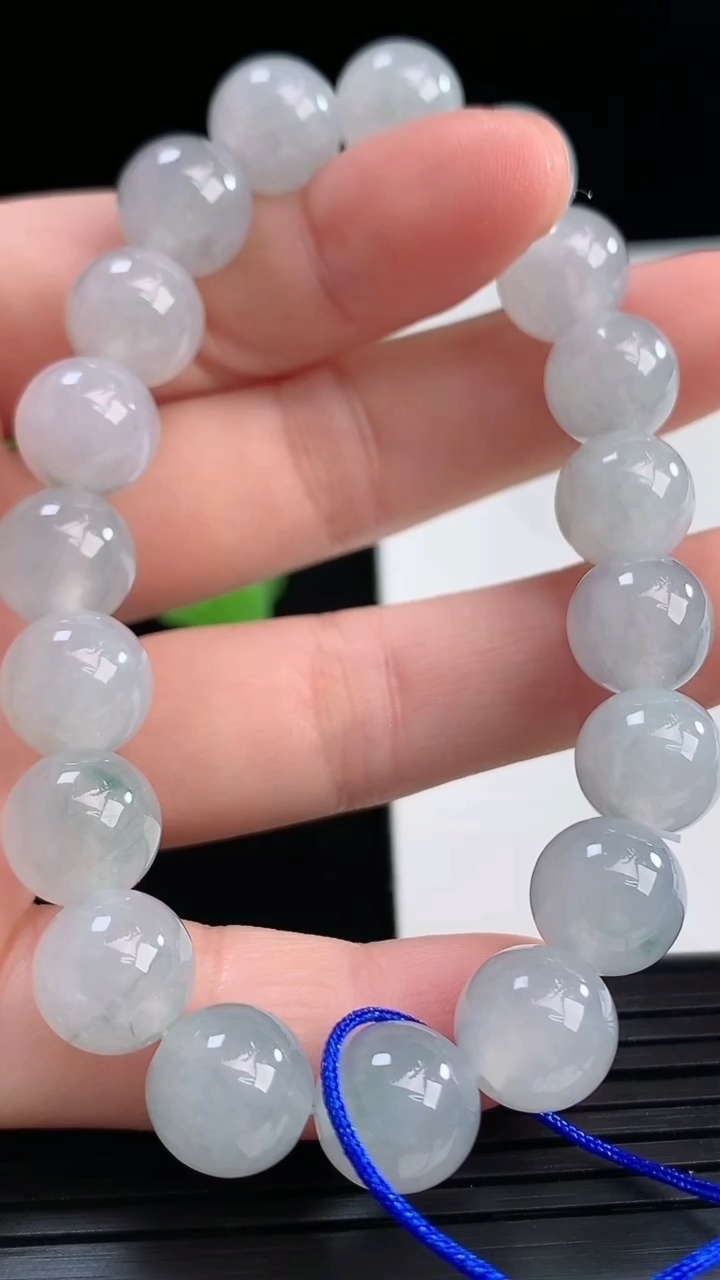 天然A货翡翠飘花圆珠手串尺寸9.8-19颗重量:32.89g4月10日
工厂直销收藏佳品,种好水足，