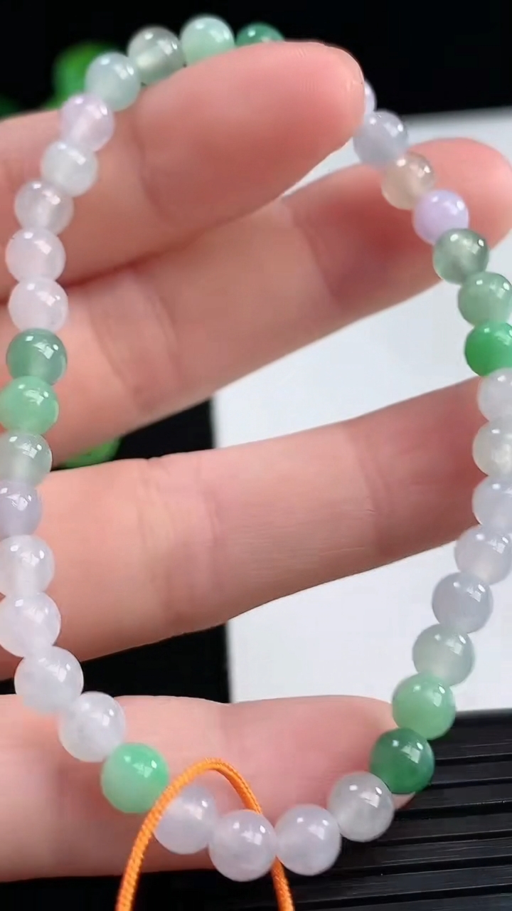 天然A货翡翠双彩圆珠手串尺寸4.6-38颗重量:7.25g4月10日
工厂直销收藏佳品,种好水足，色泽均匀，有种有色，上手高大气！