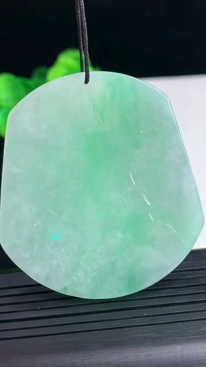 天然A货翡翠山水牌吊坠尺寸54.6-49.9-5.7重量:39.19g
4月10日