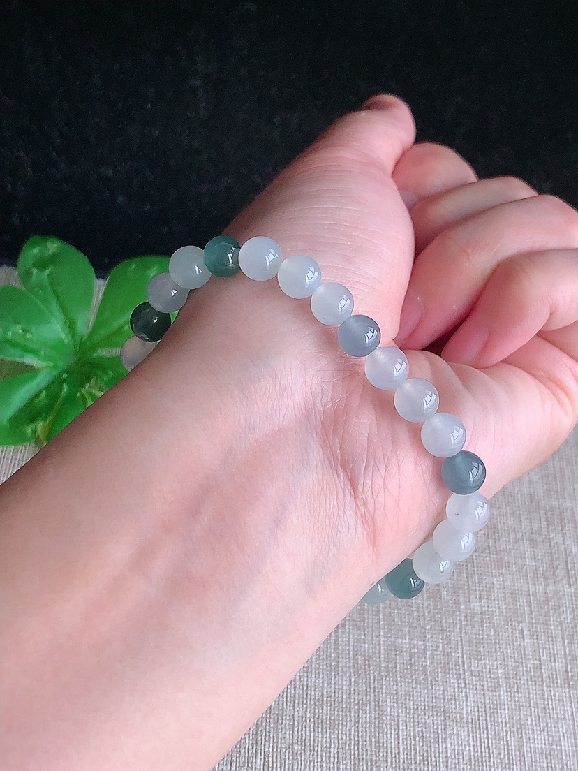 天然A货翡翠飘花圆珠佛珠手串27颗 
尺寸6.5mm 重量14.76g 0409