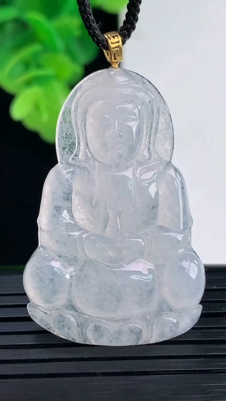 天然A货翡翠观音菩萨吊坠尺寸42.5-27.8-3.4重量:7.18g
4月10日