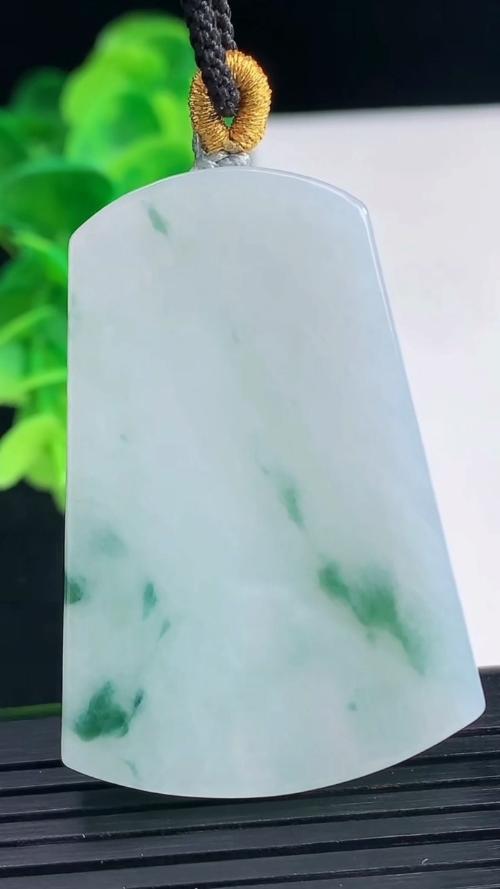 天然A货翡翠飘花无事牌吊坠尺寸47.4-32.7-5.7重量:25.34g
4月10日