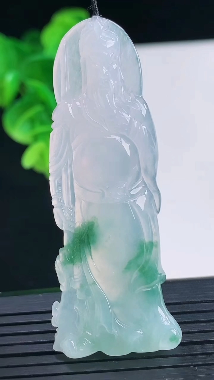 天然A货翡翠冰种飘花关公吊坠尺寸60.8-23.7-5.4重量:13.91g
4月10日