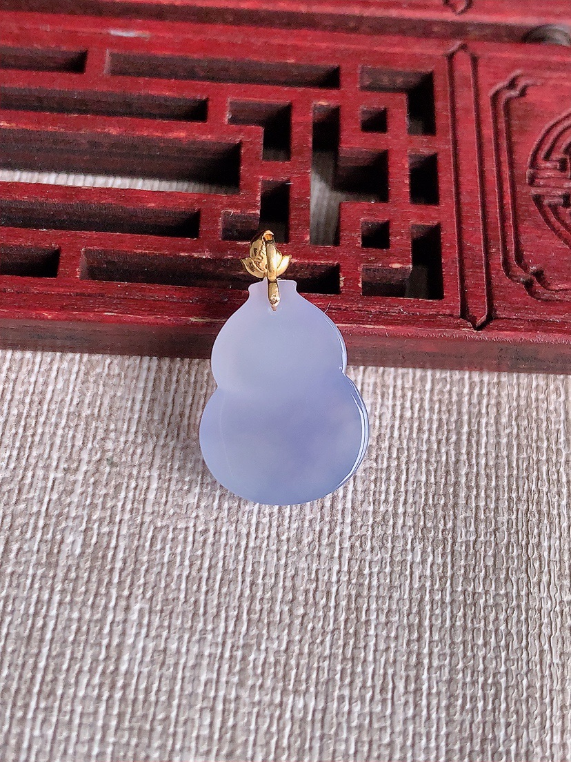 天然A货翡翠18K金扣头紫罗兰葫芦吊坠 
尺寸22.2-17.7-13.5-4.6mm 重量2.00
