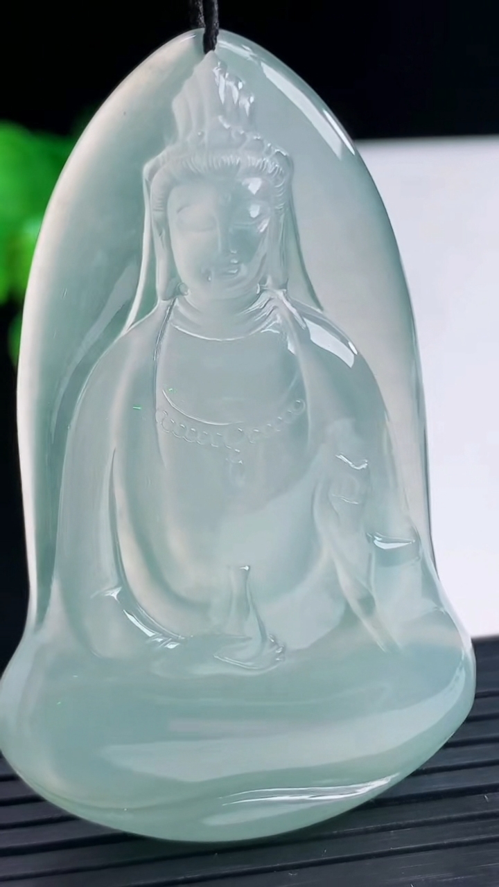 天然A货翡翠观音菩萨吊坠尺寸63.1-38.7-5.7重量:25.22g
4月10日