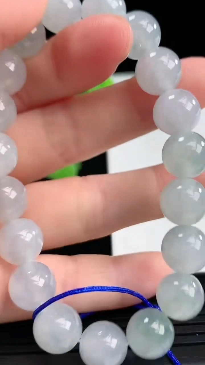 天然A货翡翠飘花圆珠手串尺寸9.8-19颗重量:32.89g4月10日
工厂直销收藏佳品,种好水足，色泽均匀，有种有色，上手高大气！