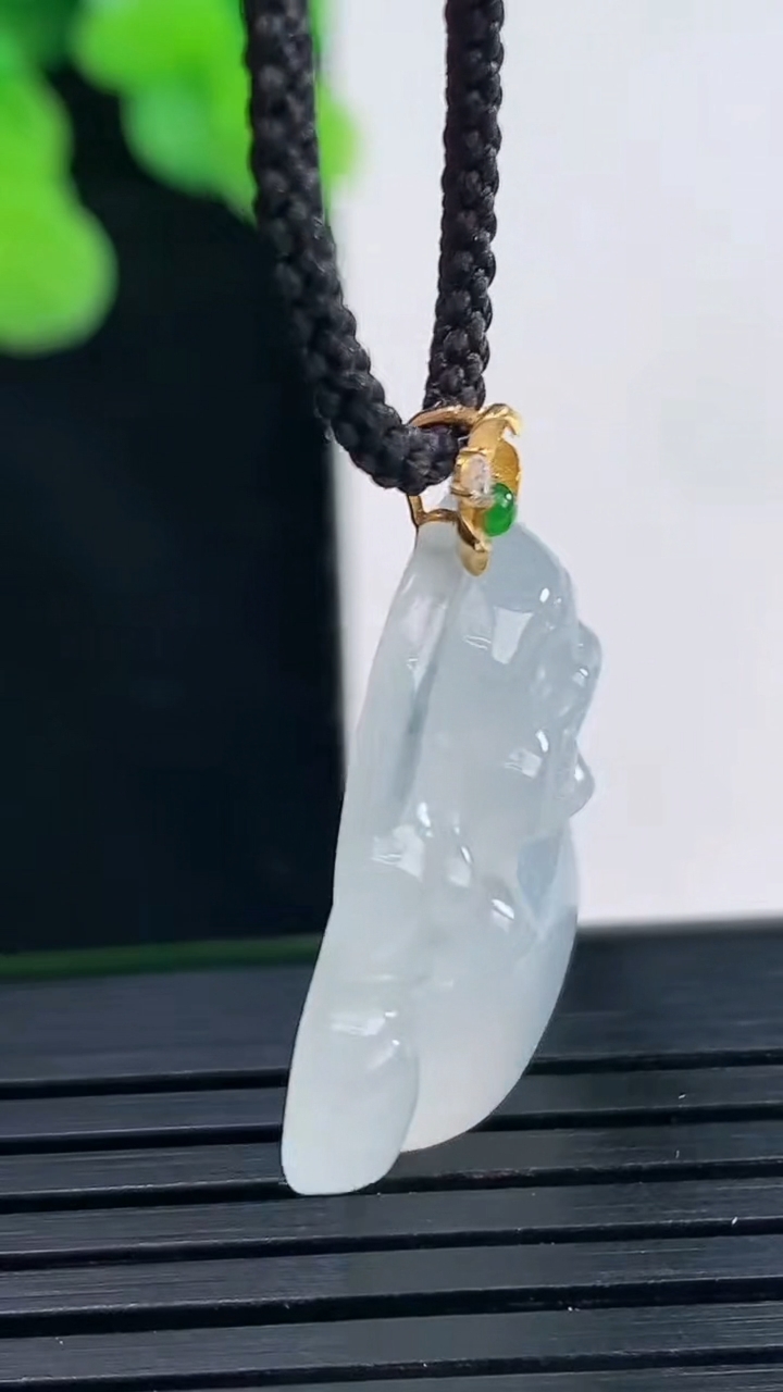 天然A货翡翠种白冰佛公吊坠尺寸24.2-25.7-6重量:5.87g
4月10日