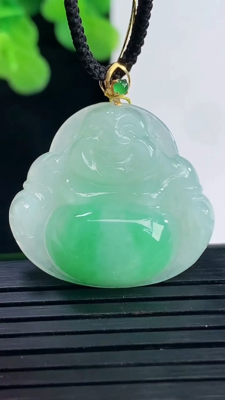 天然A货翡翠佛公吊坠尺寸24.9-27.8-6.1重量:6.77g
4月10日