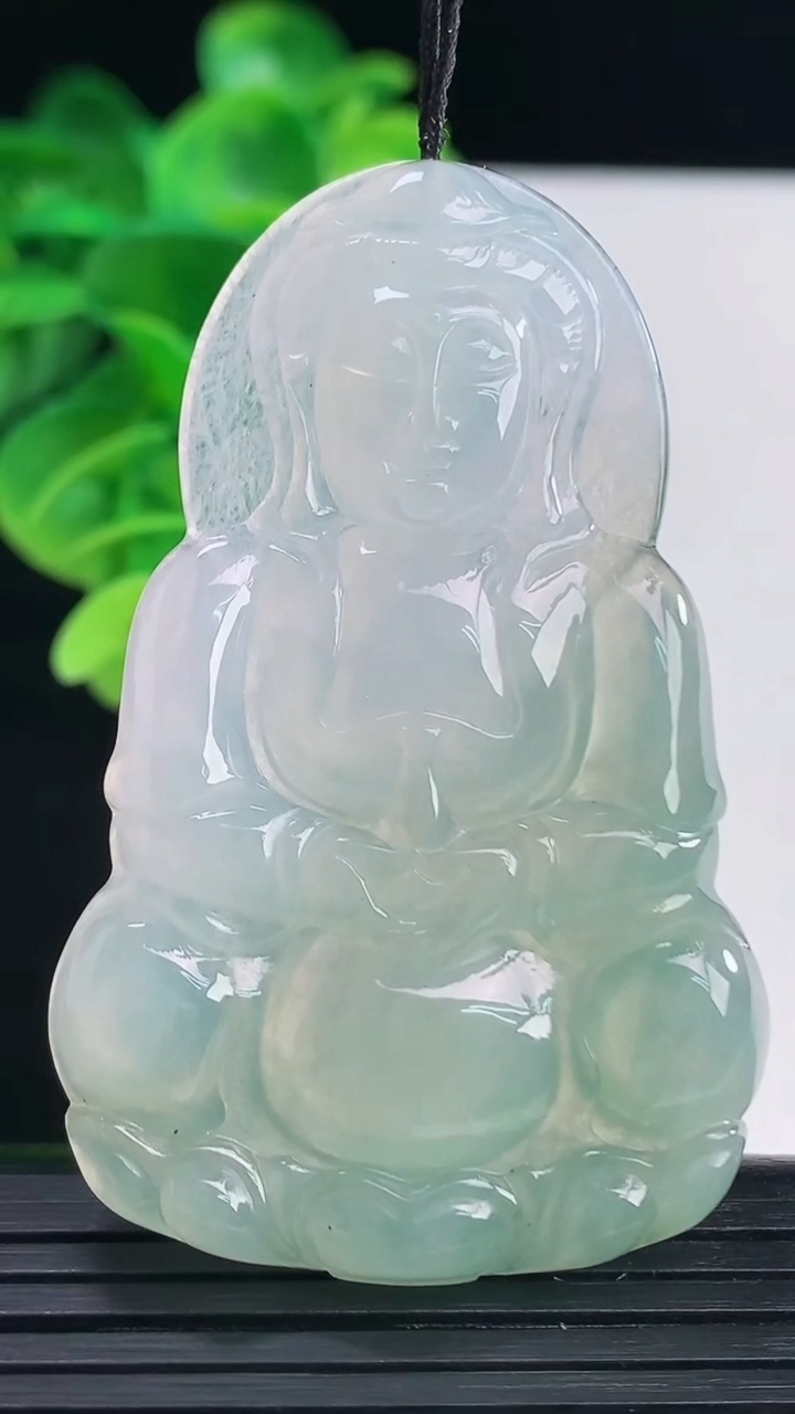 天然A货翡翠观音菩萨吊坠尺寸55.6-35.4-5重量:17.44g
4月10日