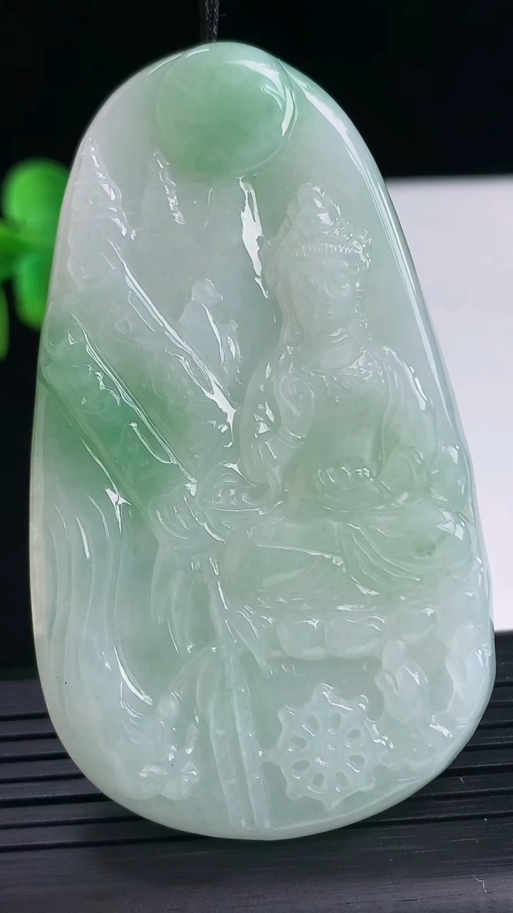 天然A货翡翠观音菩萨吊坠尺寸70.5-40.9-5.2重量:35.90g
4月10日