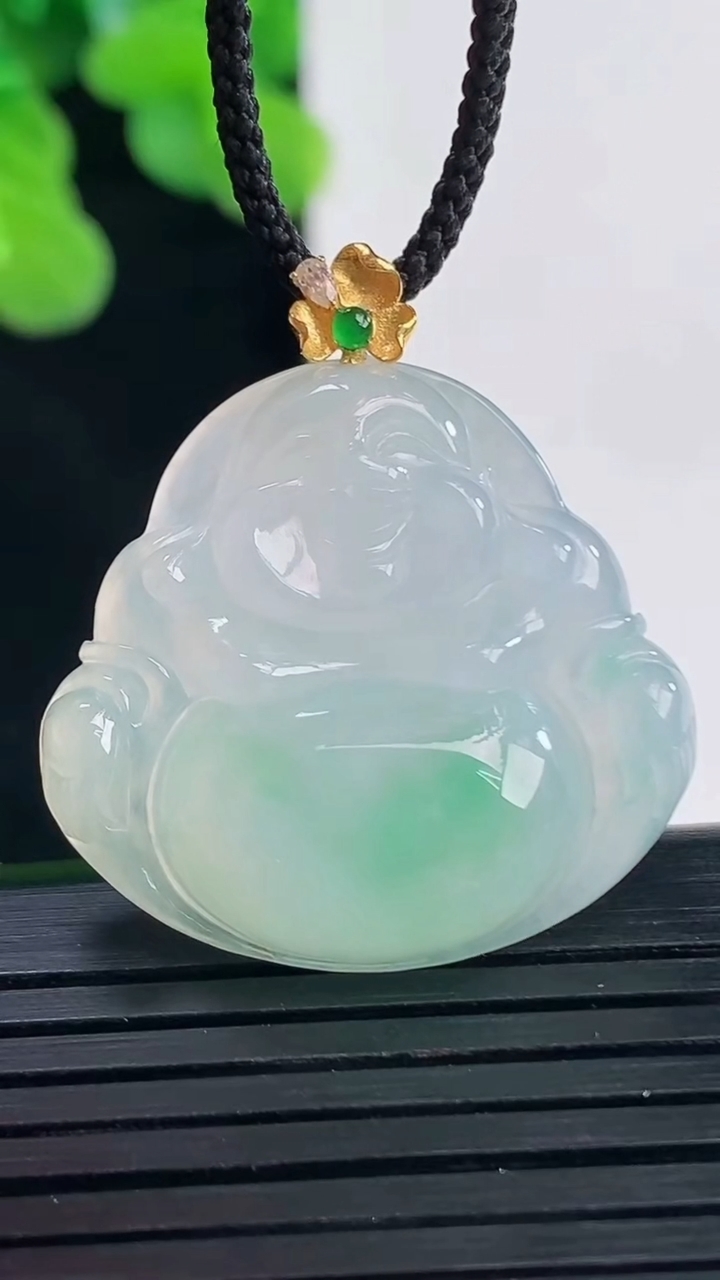 天然A货翡翠佛公吊坠尺寸30.7-27.8-5.7重量:6.72g
4月10日