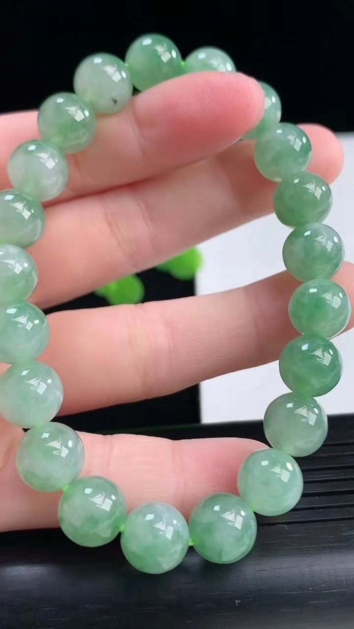 天然A货翡翠圆珠手串尺寸9-21颗重量:28.85g4月10日
工厂直销收藏佳品,种好水足，色泽均匀，有种有色，上手高大气！