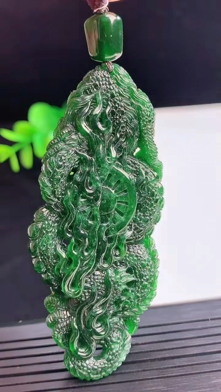 天然A货翡翠龙牌吊坠尺寸71.8-29.4-10.5重量:33.75g
4月10日