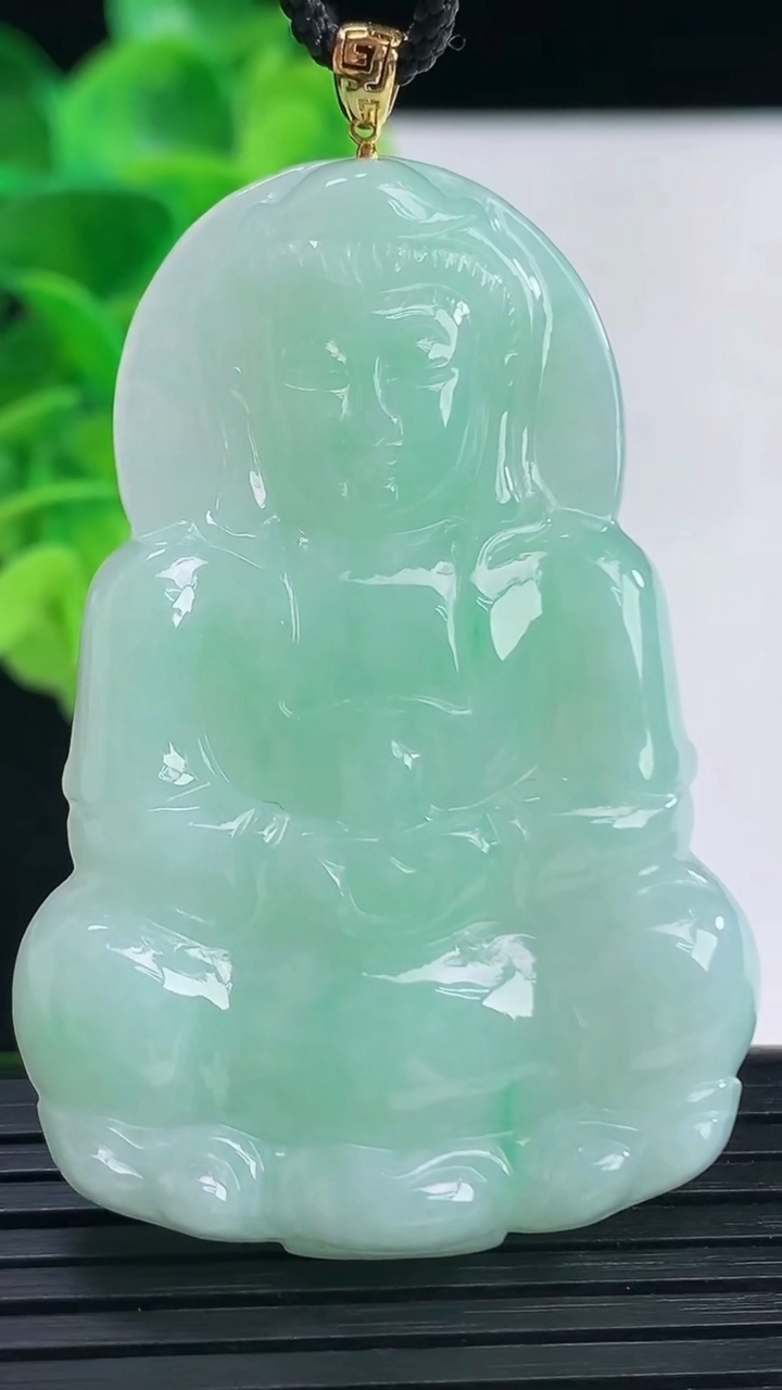 天然A货翡翠观音菩萨吊坠尺寸52.3-35.5-5.9重量:18.48g
4月11日