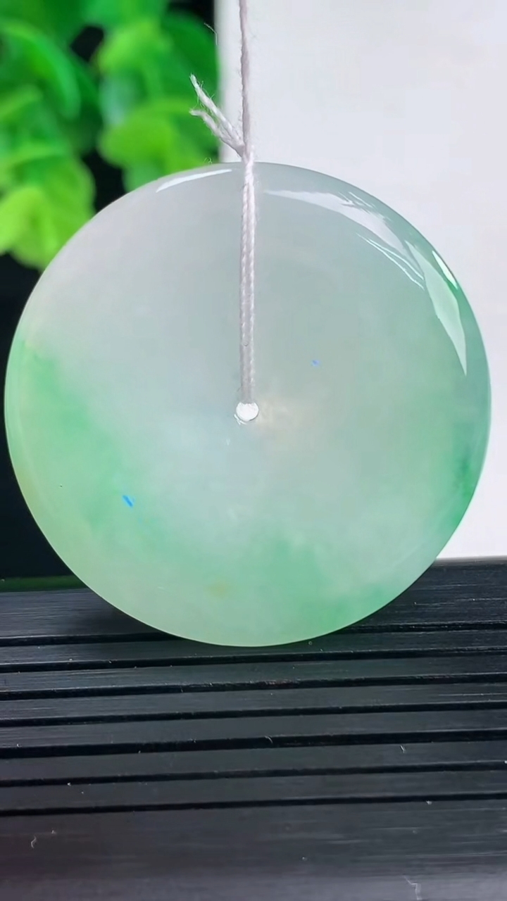 天然A货翡翠平安扣吊坠尺寸36.1-5.1重量:15.50g
4月10日