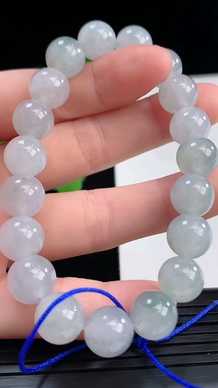 天然A货翡翠飘花圆珠手串尺寸9.8-19颗重量:32.89g4月10日
工厂直销收藏佳品,种好水足，色泽均匀，有种有色，上手高大气！